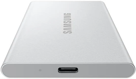 Kietasis diskas Nešiojamasis SSD diskas „Samsung T7 Resurrected 1TB“, kurio skaitymo sparta – 1050 MB/s, įrašymo sparta – 1000 MB/s.