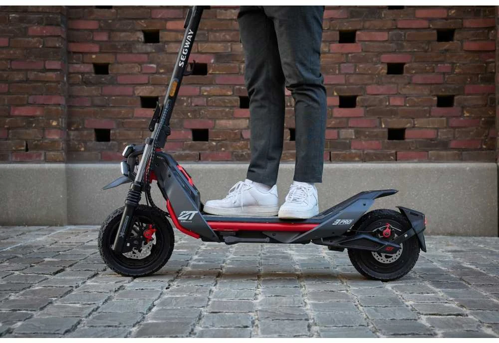 Elektrinis paspirtukas Segway Ninebot Kickscooter ZT3 Pro E | 1600 W | 25 km/h | 11" ratai | Juodas