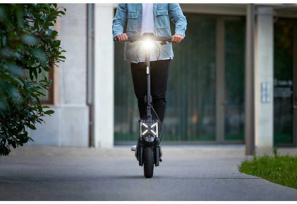 Elektrinis paspirtukas Segway Ninebot Kickscooter ZT3 Pro E | 1600 W | 25 km/h | 11" ratai | Juodas