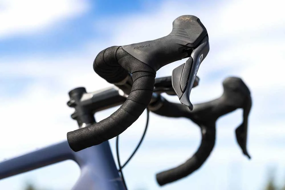 SHIMANO stabdžių komplektas GRX Di2 BR-RX820/ST-RX825 priekinis BR/kairysis ST FLAT MOUNT polimeras su aušintuvu SMBH90/1000m