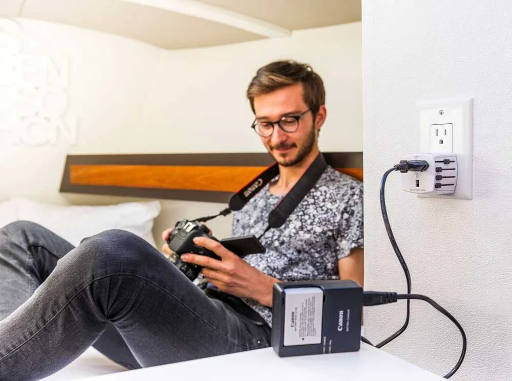 Kelioninis tinklo adapteris 230V 2.5A MUV micro kištukai AU/CN/UK/US/IT - lizdas EU (be įžeminimo) SKROSS