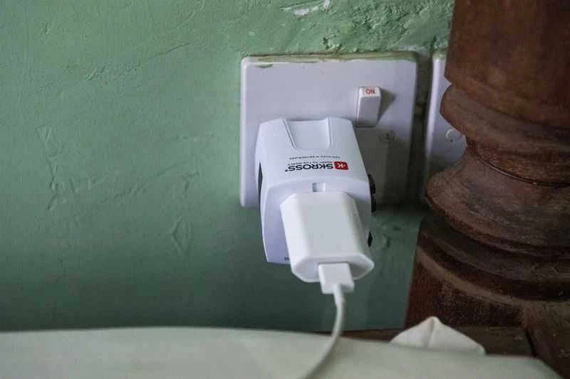 Kelioninis tinklo adapteris 230V 2.5A MUV micro kištukai AU/CN/UK/US/IT - lizdas EU (be įžeminimo) SKROSS
