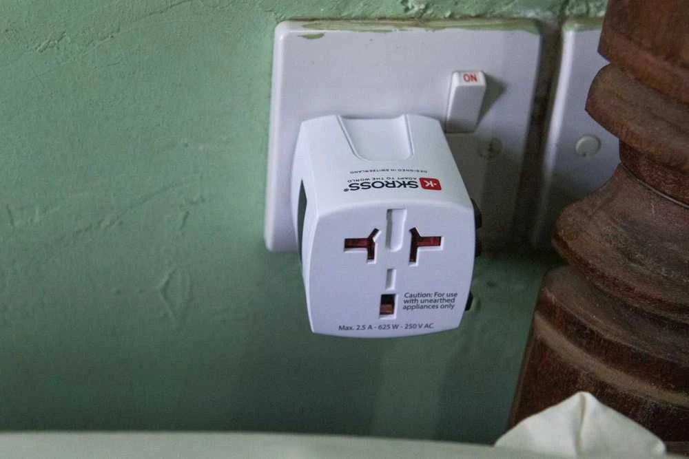 Kelioninis tinklo adapteris 230V 2.5A MUV micro kištukai AU/CN/UK/US/IT - lizdas EU (be įžeminimo) SKROSS
