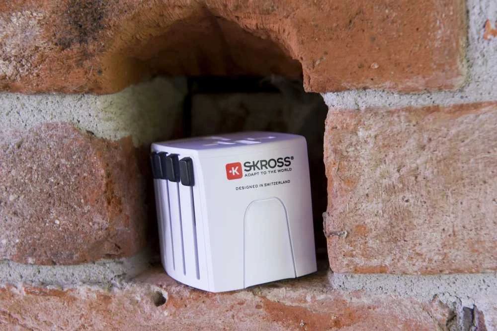 Kelioninis tinklo adapteris 230V 2.5A MUV micro kištukai AU/CN/UK/US/IT - lizdas EU (be įžeminimo) SKROSS