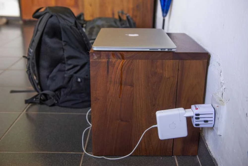 Kelioninis tinklo adapteris 230V 2.5A MUV micro kištukai AU/CN/UK/US/IT - lizdas EU (be įžeminimo) SKROSS