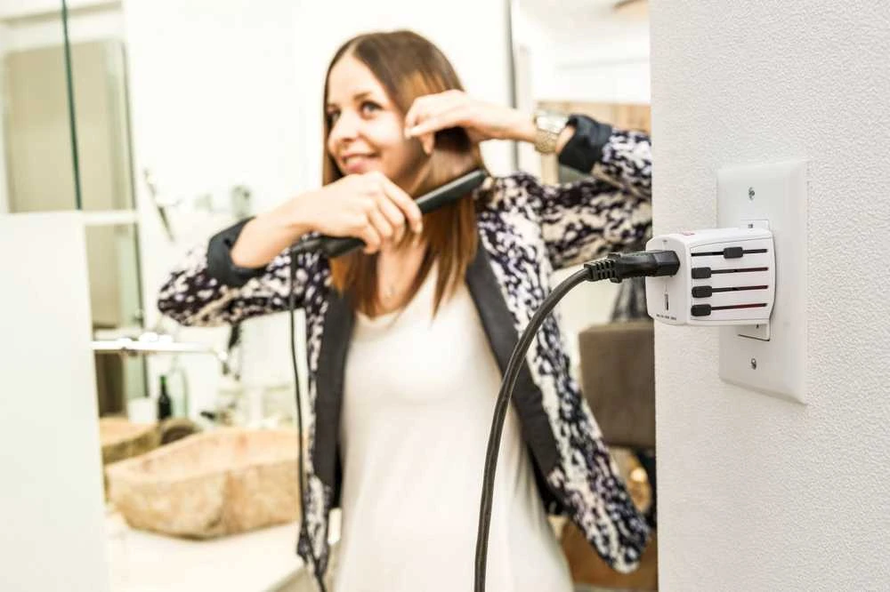 Kelioninis tinklo adapteris 230V 2.5A MUV micro kištukai AU/CN/UK/US/IT - lizdas EU (be įžeminimo) SKROSS