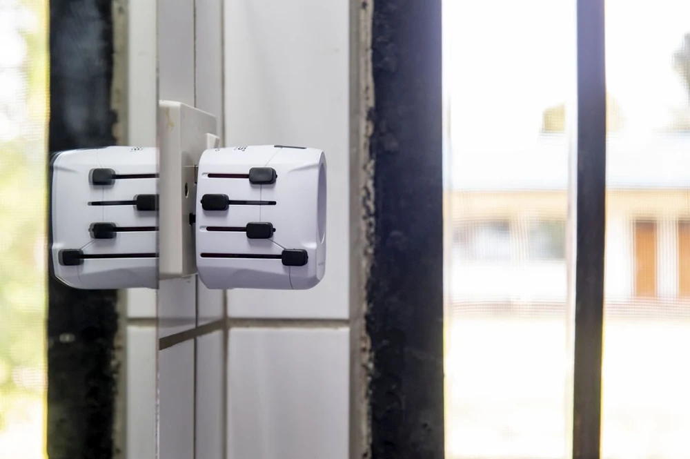 Kelioninis tinklo adapteris 230V 7A PRO kištukai AU/CN/UK/US/IT - lizdas EU SKROSS