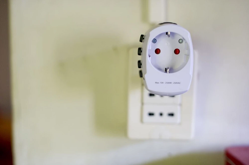 Kelioninis tinklo adapteris 230V 7A PRO kištukai AU/CN/UK/US/IT - lizdas EU SKROSS