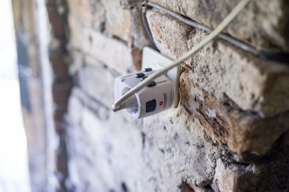 Kelioninis tinklo adapteris 230V 7A PRO kištukai AU/CN/UK/US/IT - lizdas EU SKROSS