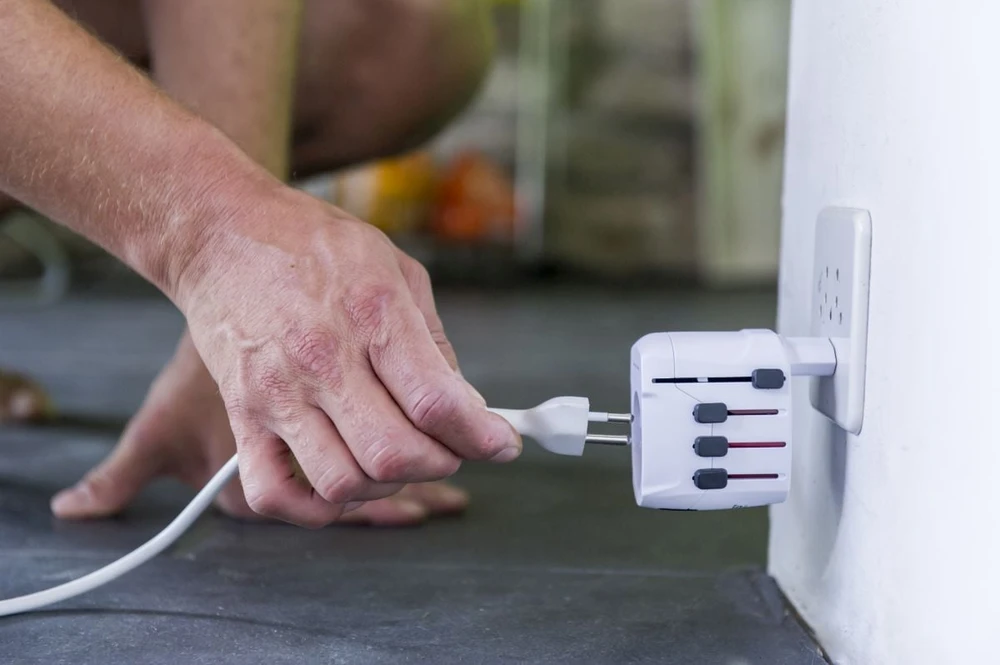 Kelioninis tinklo adapteris 230V 7A PRO kištukai AU/CN/UK/US/IT - lizdas EU SKROSS