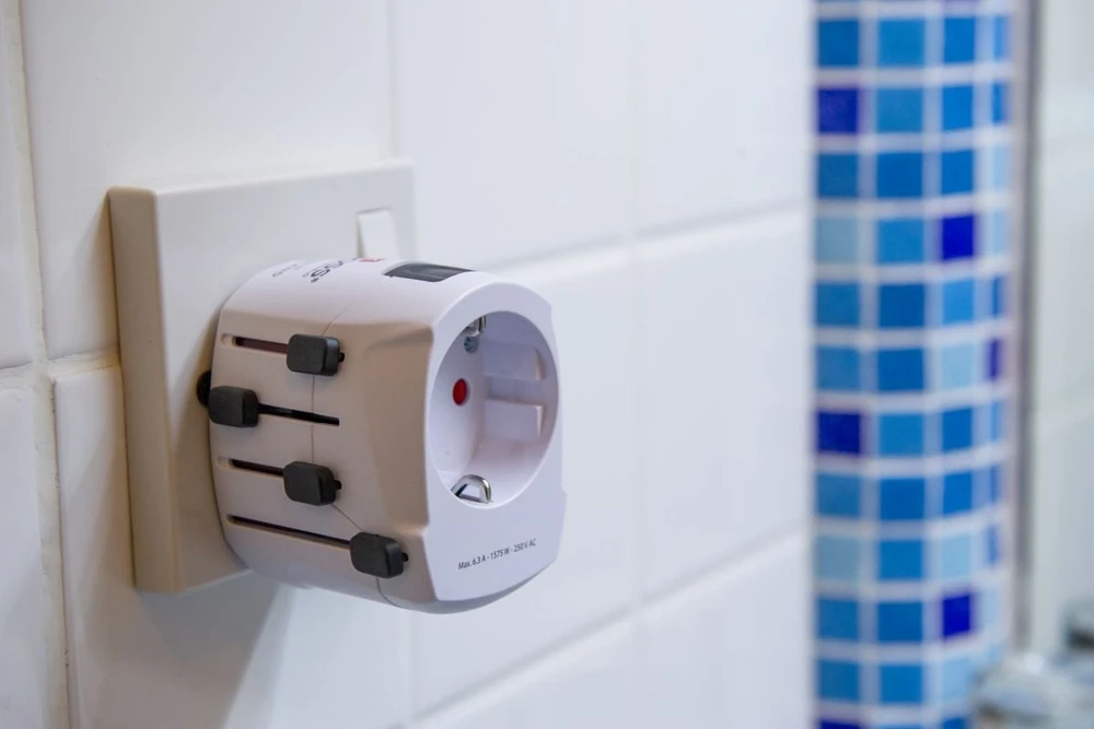 Kelioninis tinklo adapteris 230V 7A PRO kištukai AU/CN/UK/US/IT - lizdas EU SKROSS