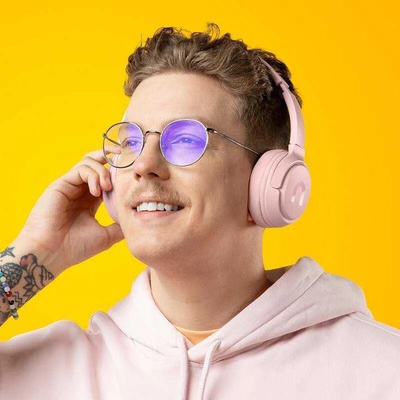 Niceboy HIVE Prodigy 4 ausinės ant jauno vyro galvos