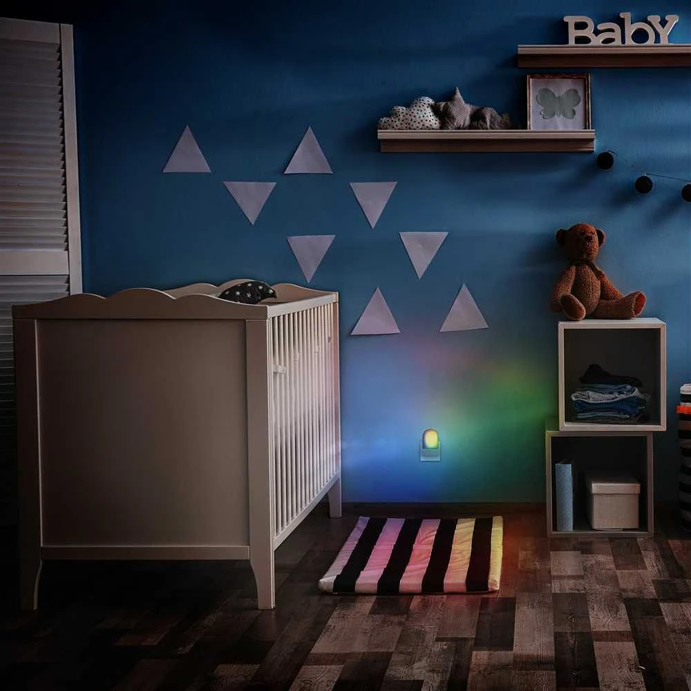 Solight RGB LED naktinis šviestuvas su šviesos jutikliu, pasirenkama šviesos spalva, 230V