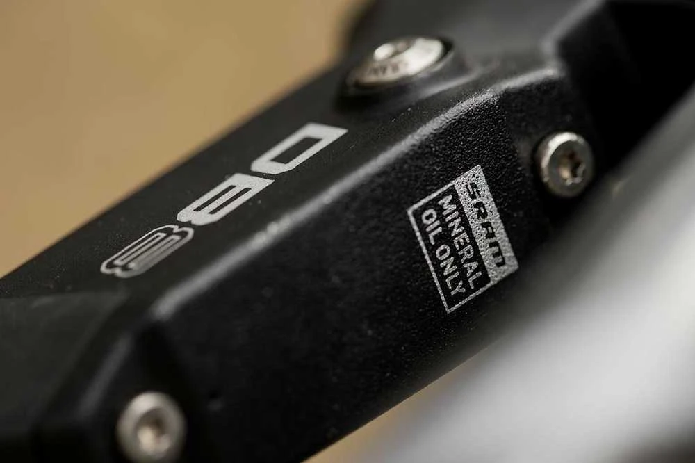 SRAM DB8 - matinės juodos spalvos, priekinis, 950 mm žarna, priekinis stabdys