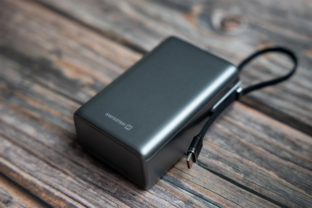 „Swissten“ išorinė baterija 25000 mAh (96,25 Wh) 100 W su integruotu USB-C laidu