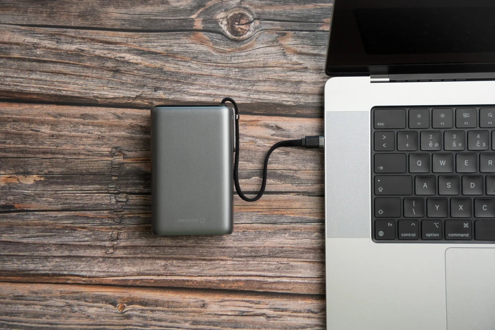 „Swissten“ išorinė baterija 25000 mAh (96,25 Wh) 100 W su integruotu USB-C laidu