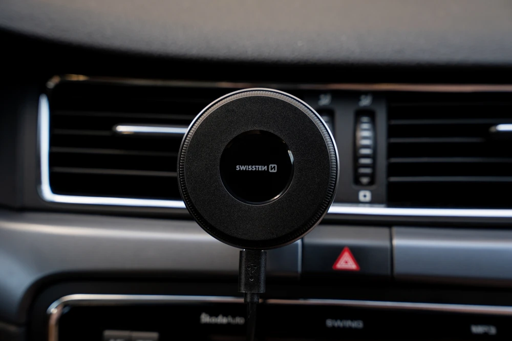 „Swissten Airhold“ magnetinis automobilio laikiklis su belaidžiu įkrovikliu 15 W / 7,5 W (suderinamas su „MagSafe“)