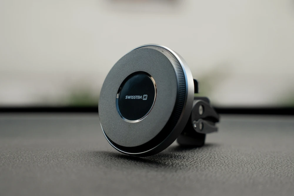 „Swissten Airhold“ magnetinis automobilio laikiklis su belaidžiu įkrovikliu 15 W / 7,5 W (suderinamas su „MagSafe“)