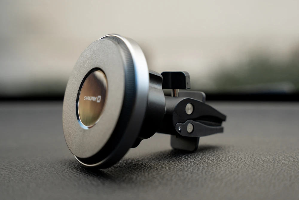 „Swissten Airhold“ magnetinis automobilio laikiklis su belaidžiu įkrovikliu 15 W / 7,5 W (suderinamas su „MagSafe“)