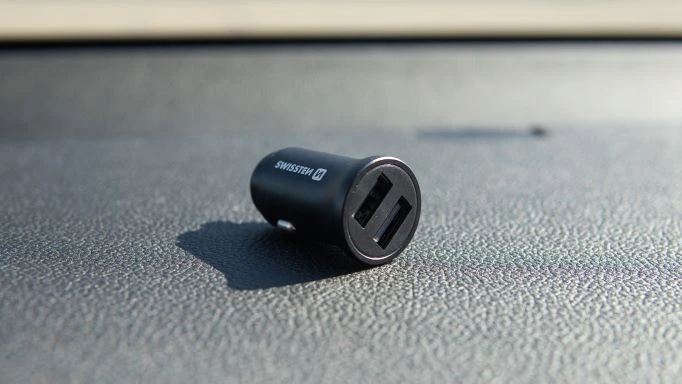 SWISSTEN CL adaptér do auta 2x USB-A juoda