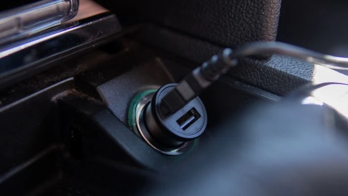 SWISSTEN CL adaptér do auta 2x USB-A juoda