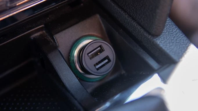 SWISSTEN CL adaptér do auta 2x USB-A juoda