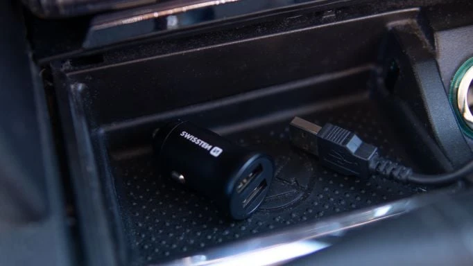 SWISSTEN CL adaptér do auta 2x USB-A juoda