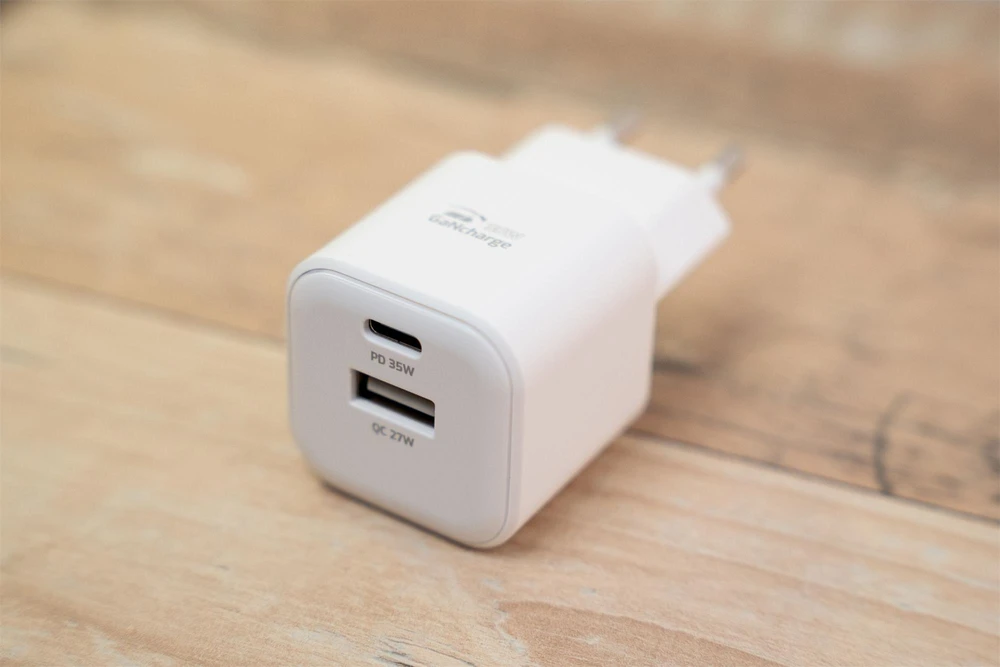 Swissten kelioninis įkroviklis GaN USB-C 35W PD / USB-A 27W QC