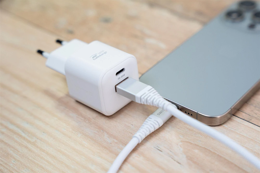 Swissten kelioninis įkroviklis GaN USB-C 35W PD / USB-A 27W QC