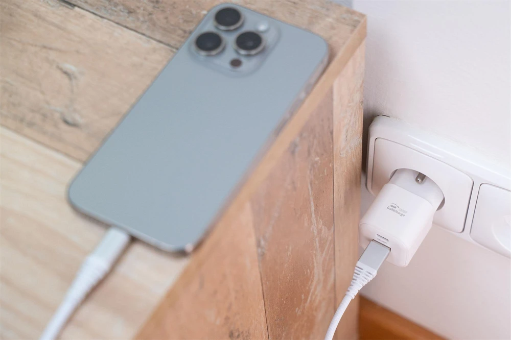 Swissten kelioninis įkroviklis GaN USB-C 35W PD / USB-A 27W QC