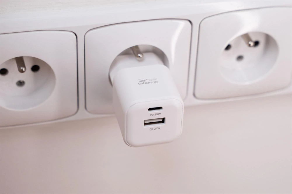 Swissten kelioninis įkroviklis GaN USB-C 35W PD / USB-A 27W QC