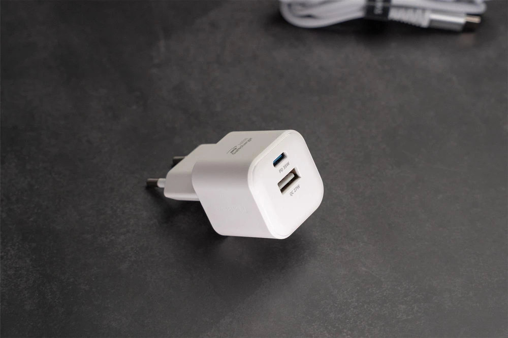 Swissten kelioninis įkroviklis GaN USB-C 35W PD / USB-A 27W QC