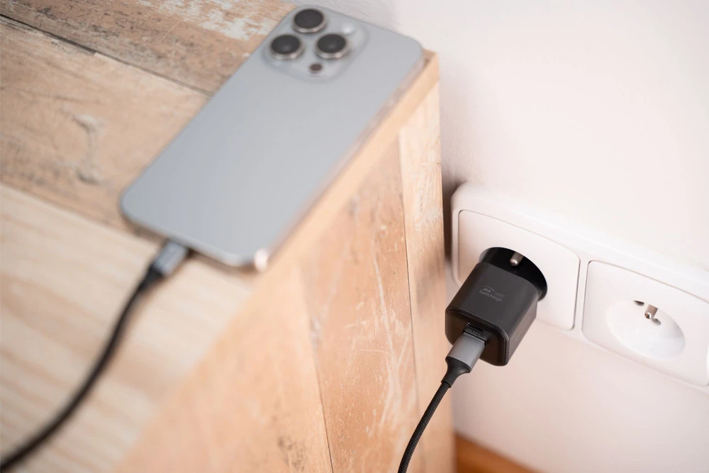 Swissten kelioninis įkroviklis GaN USB-C 20W PD / USB-A 18W QC