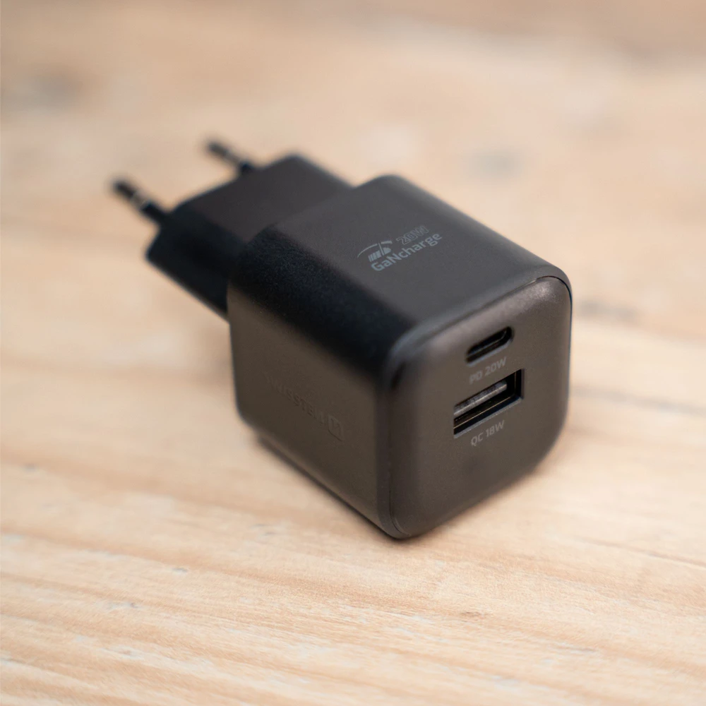 Swissten kelioninis įkroviklis GaN USB-C 20W PD / USB-A 18W QC