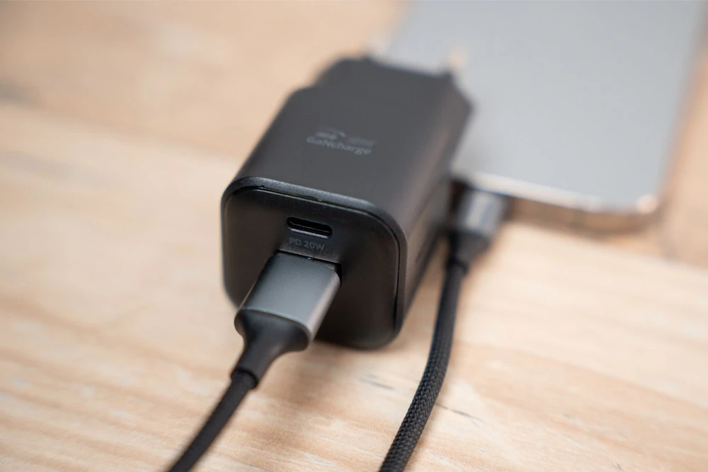 Swissten kelioninis įkroviklis GaN USB-C 20W PD / USB-A 18W QC