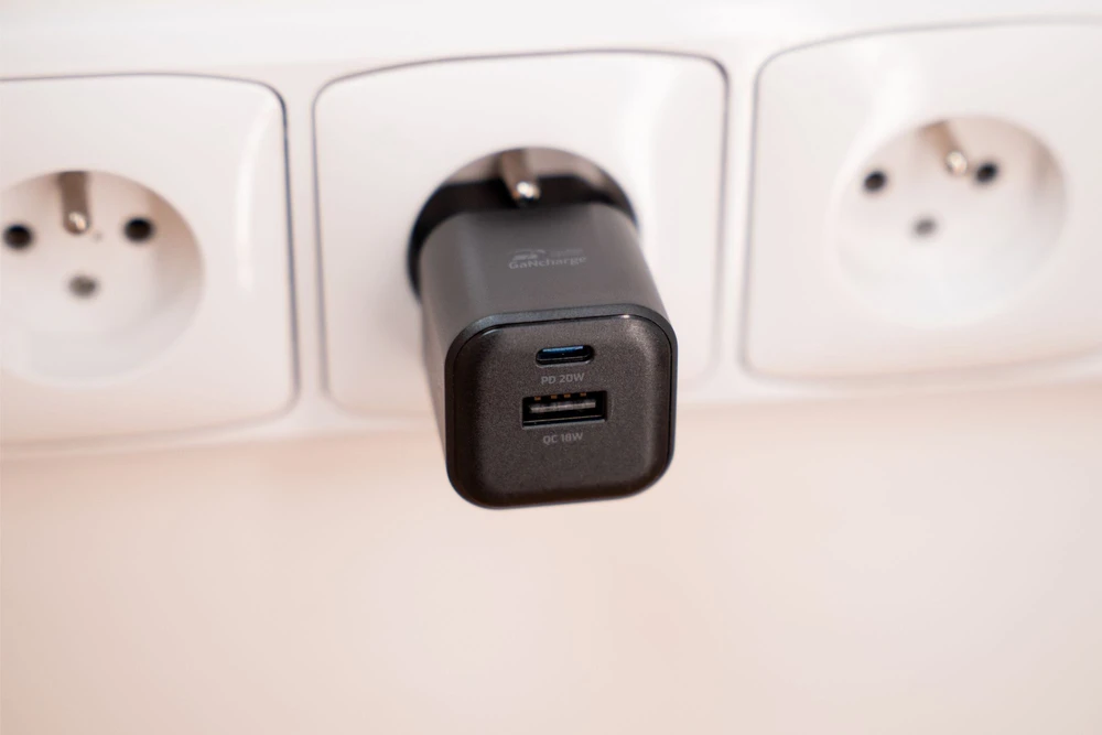 Swissten kelioninis įkroviklis GaN USB-C 20W PD / USB-A 18W QC