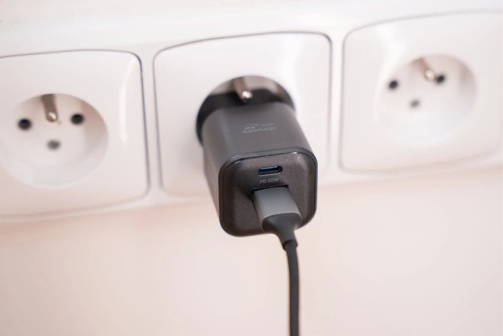 Swissten kelioninis įkroviklis GaN USB-C 20W PD / USB-A 18W QC