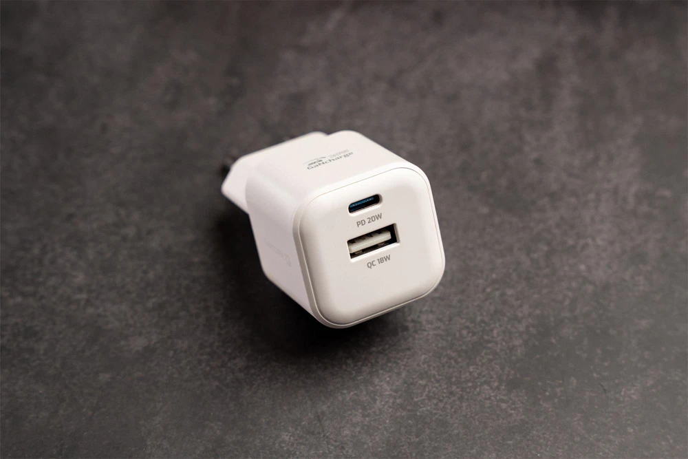 Swissten kelioninis įkroviklis GaN USB-C 20W PD / USB-A 18W QC