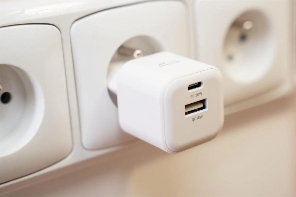 Swissten kelioninis įkroviklis GaN USB-C 20W PD / USB-A 18W QC