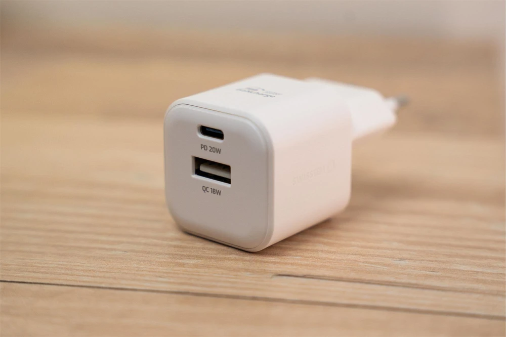 Swissten kelioninis įkroviklis GaN USB-C 20W PD / USB-A 18W QC