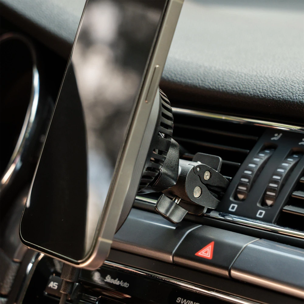 „Swissten“ magnetinis automobilinis laikiklis „MagRide“ su belaidžiu įkrovikliu „Qi2 15W“ (suderinamas su „MagSafe“)