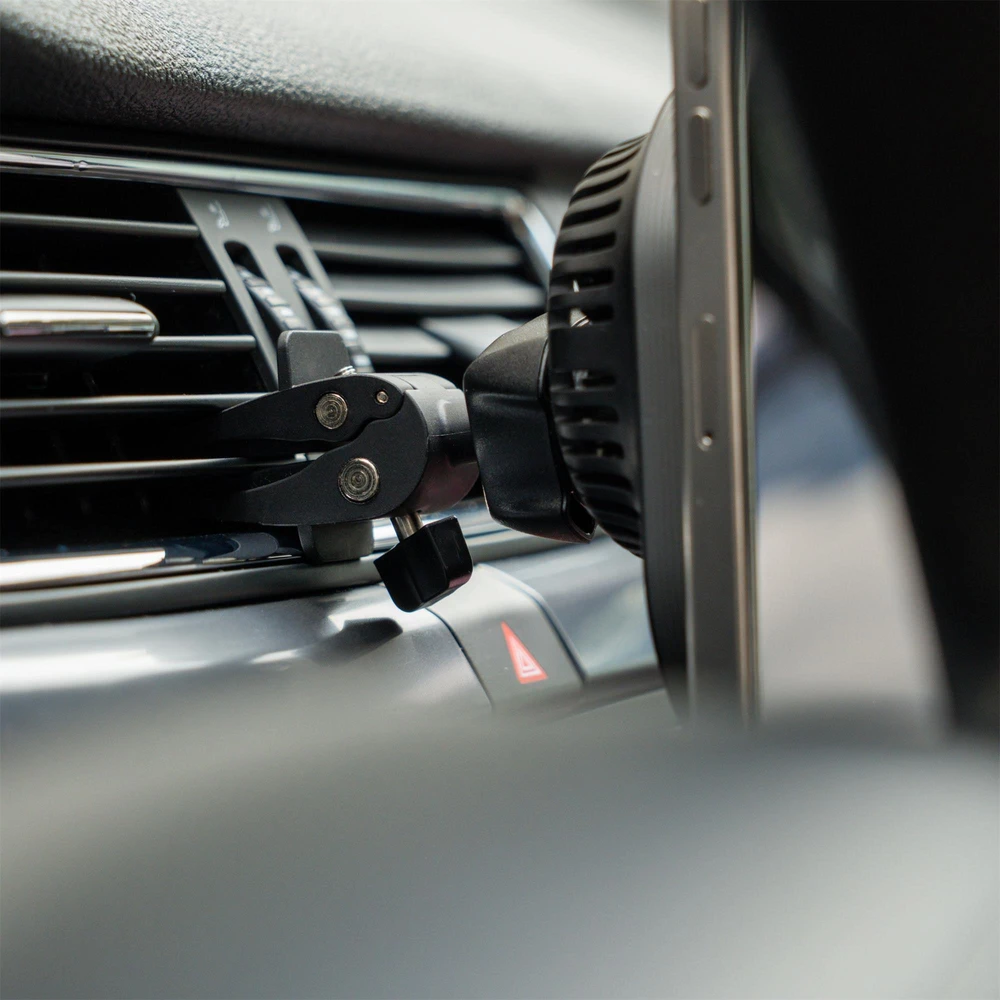 „Swissten“ magnetinis automobilinis laikiklis „MagRide“ su belaidžiu įkrovikliu „Qi2 15W“ (suderinamas su „MagSafe“)