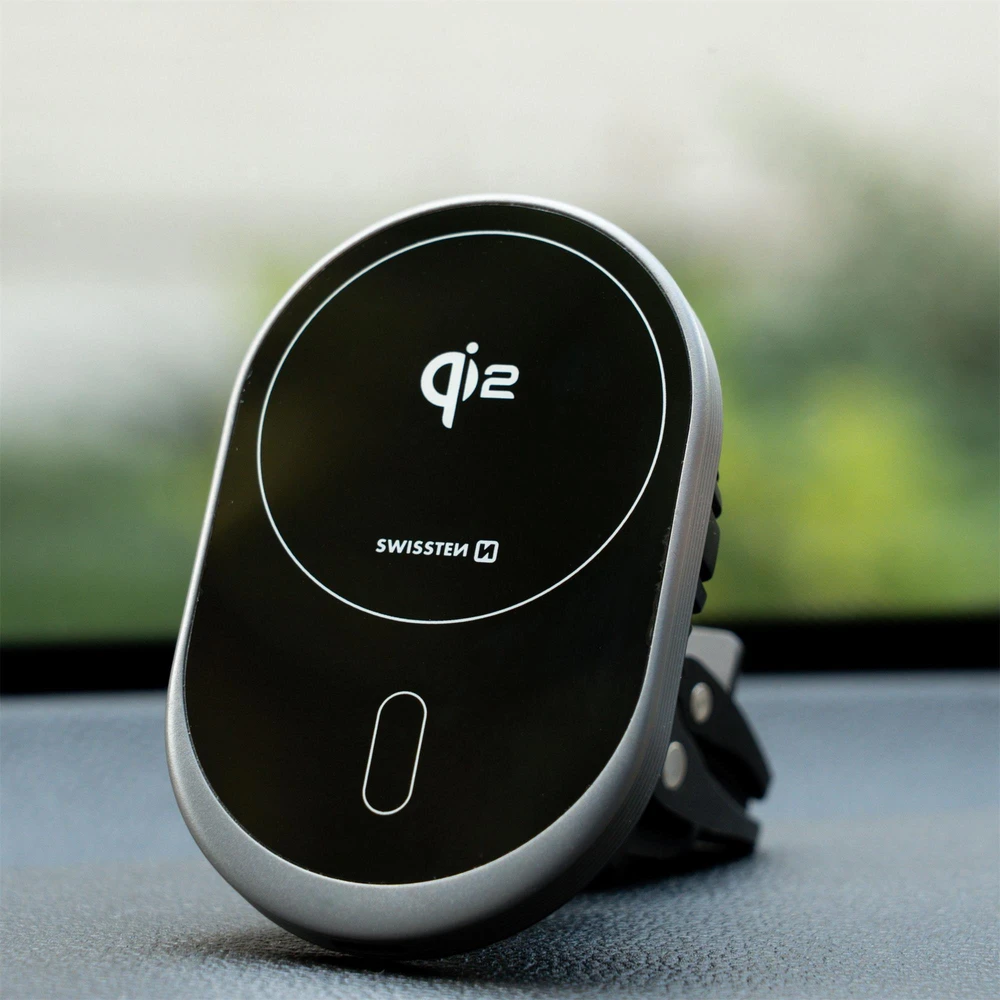 „Swissten“ magnetinis automobilinis laikiklis „MagRide“ su belaidžiu įkrovikliu „Qi2 15W“ (suderinamas su „MagSafe“)