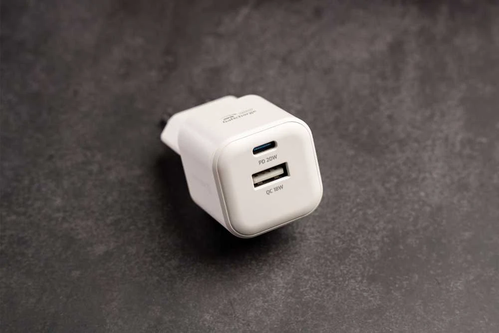 Swissten kelioninis įkroviklis GaN USB-C 20W PD / USB-A 18W QC