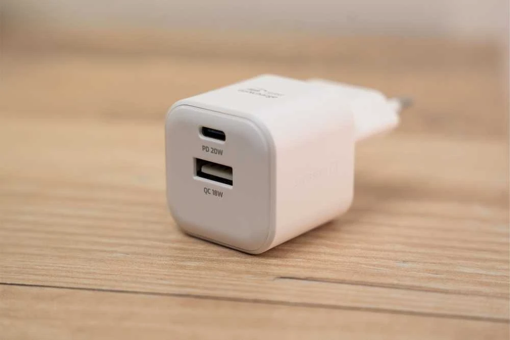 Swissten kelioninis įkroviklis GaN USB-C 20W PD / USB-A 18W QC