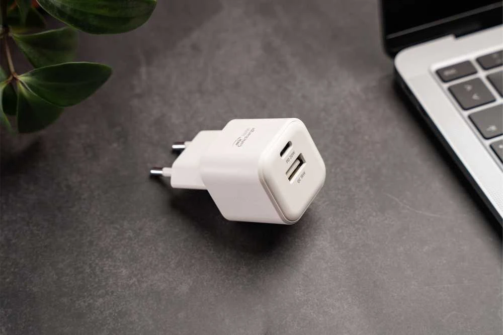 Swissten kelioninis įkroviklis GaN USB-C 20W PD / USB-A 18W QC