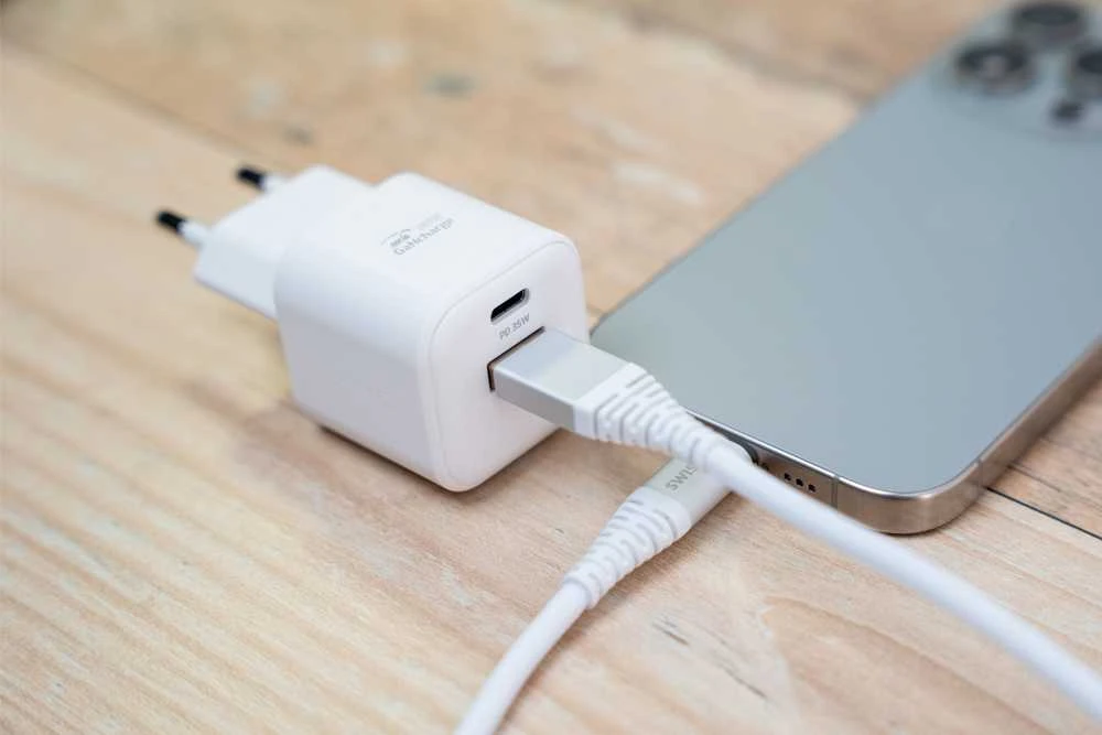 Swissten kelioninis įkroviklis GaN USB-C 35W PD / USB-A 27W QC
