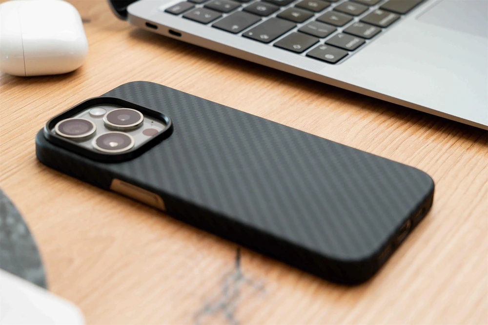 Dėklas SWISSTEN MagCarbon pouzdro pro Apple iPhone 16 Pro Max juoda