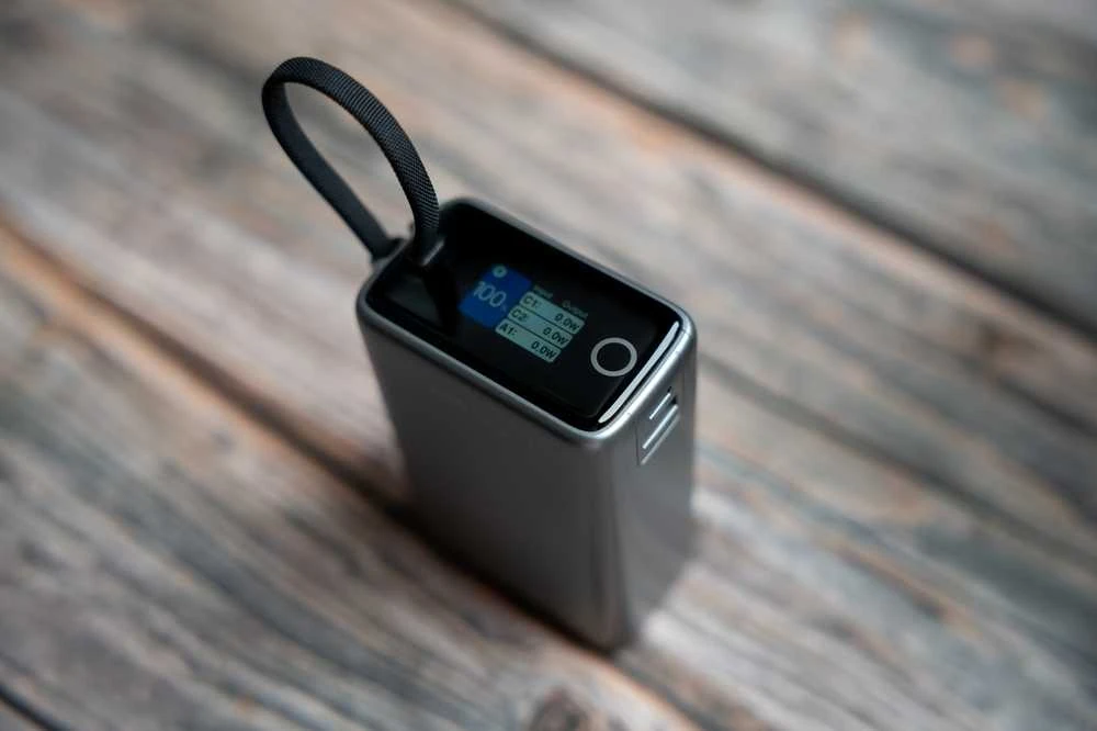 „Swissten“ išorinė baterija 25000 mAh (96,25 Wh) 100 W su integruotu USB-C laidu