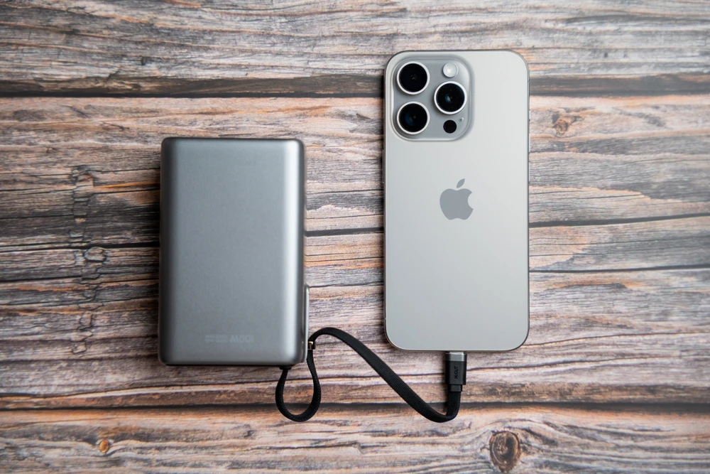 „Swissten“ išorinė baterija 25000 mAh (96,25 Wh) 100 W su integruotu USB-C laidu